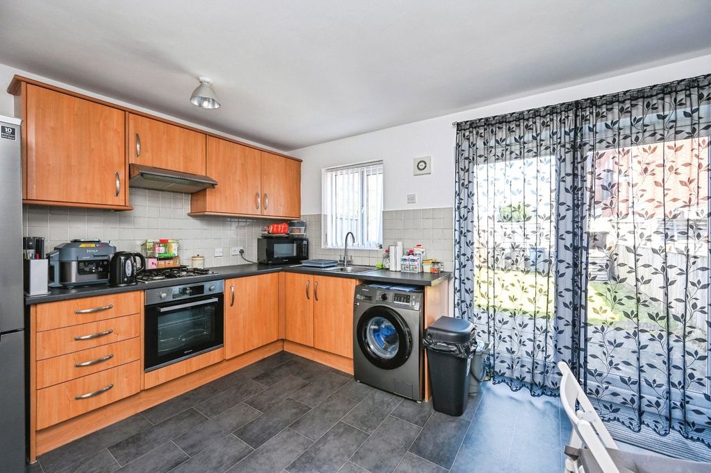 Property photo 2 of 9 Kitchen
