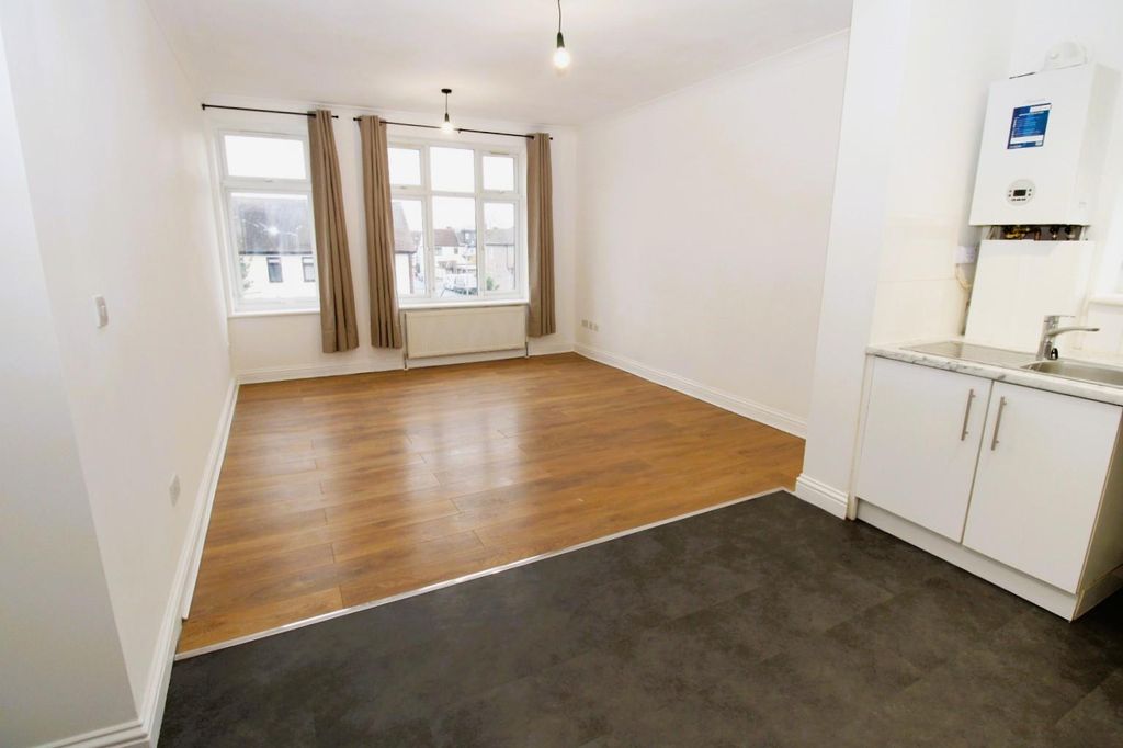 Property photo 3 of 10 Lounge / Kitchen