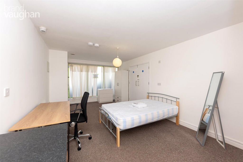 Property photo 2 of 5 Studio