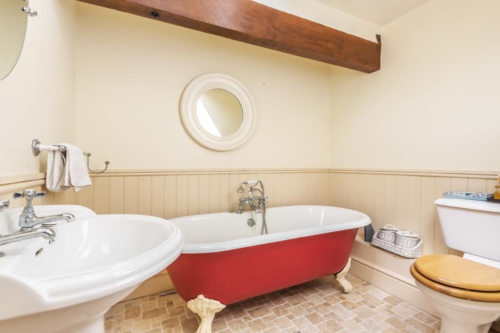 Property photo 2 of 10 Bathroom