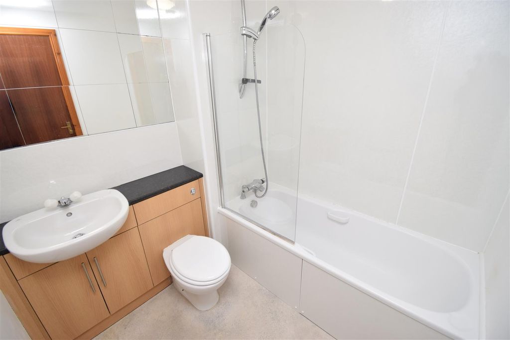 Property photo 3 of 13 Bathroom..Jpg