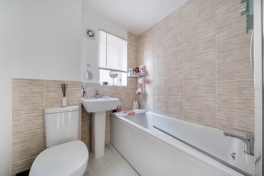 Property photo 2 of 11 Bathroom