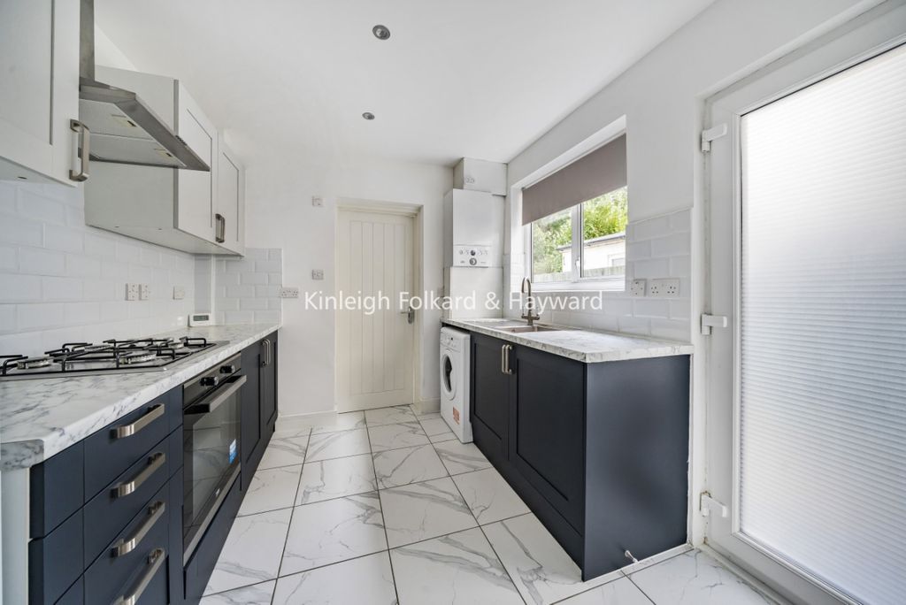 Property photo 2 of 7 Kitchen
