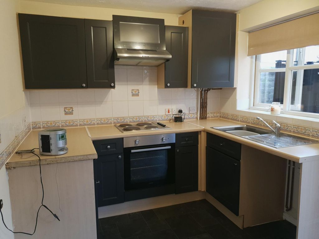 Property photo 3 of 11 Kitchen