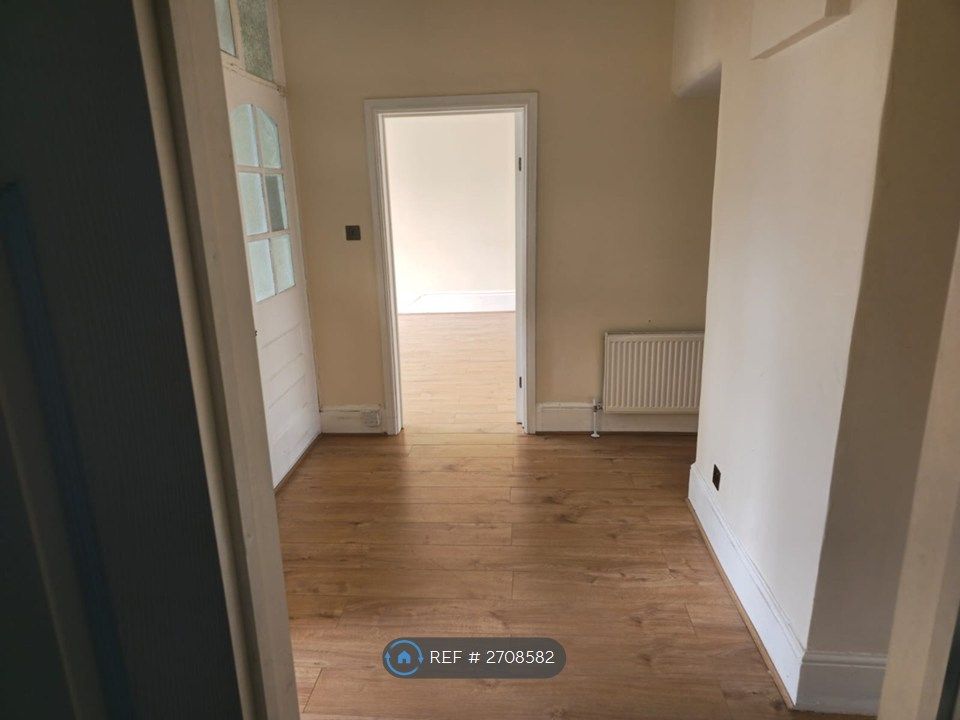 Property photo 3 of 8 Hallway