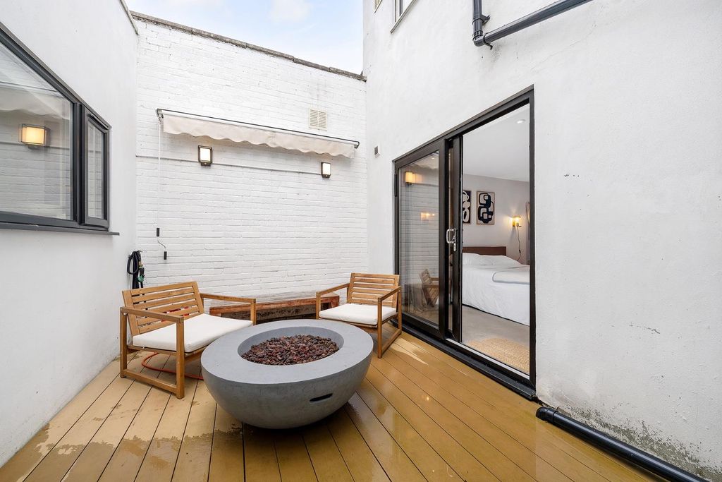 Property photo 3 of 11 Courtyard