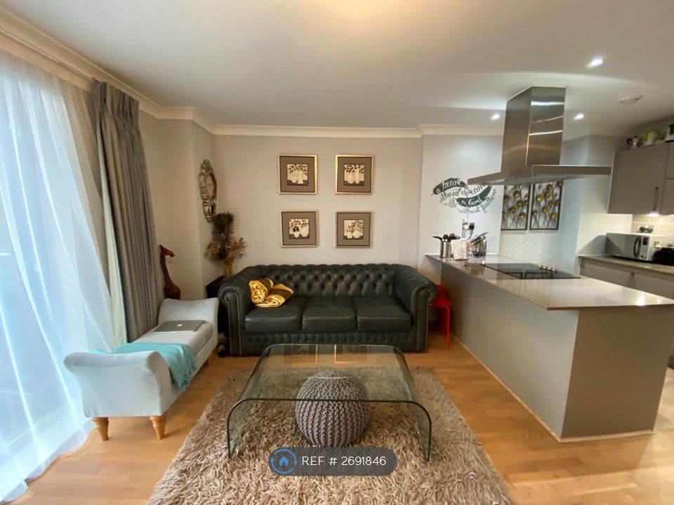 Property photo 1 of 6 Shared Living Room