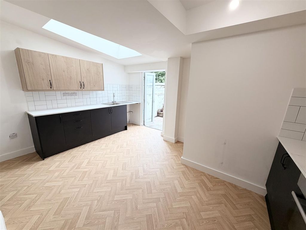 Property photo 3 of 16 Tempimageksszae.Jpg