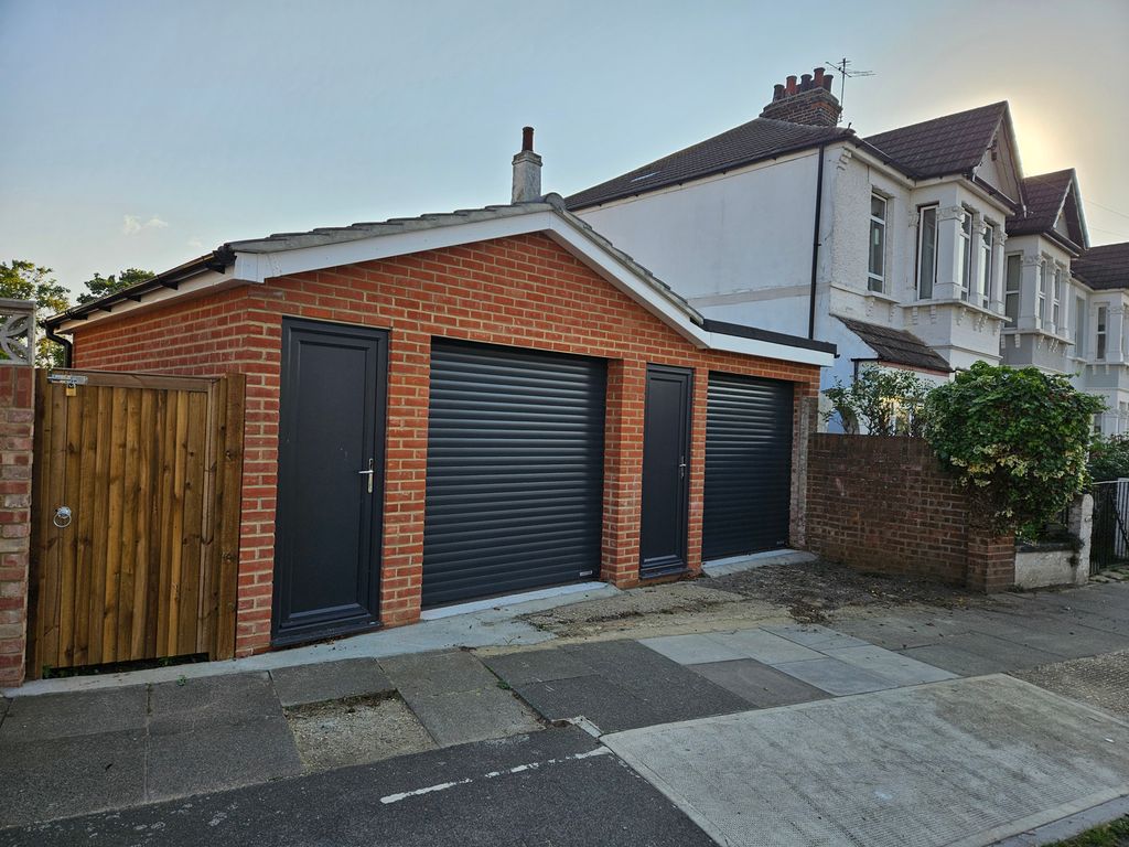 Property photo 1 of 2
