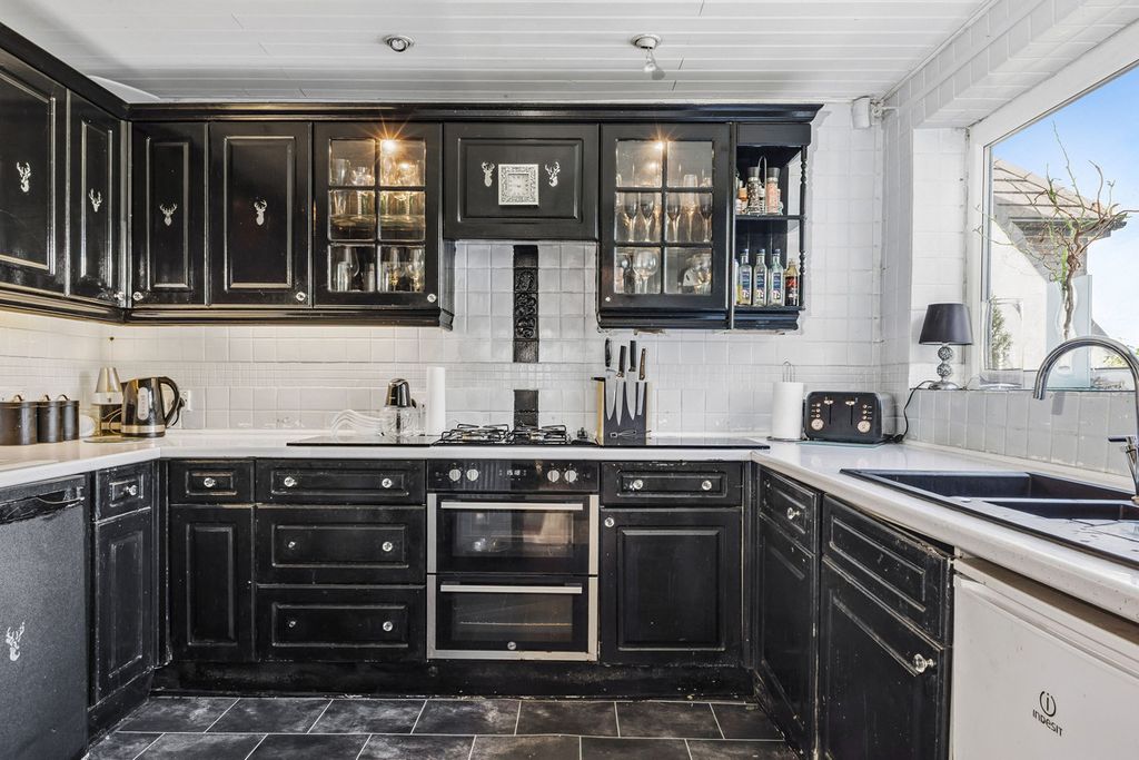 Property photo 2 of 23