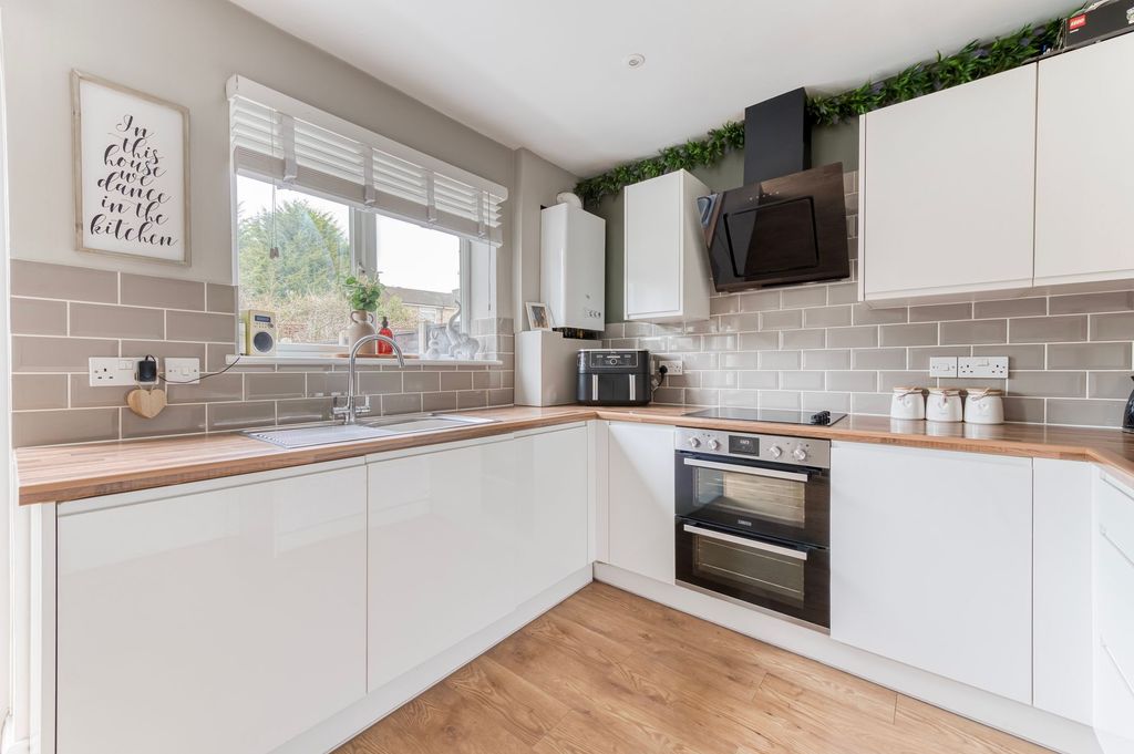 Property photo 2 of 20