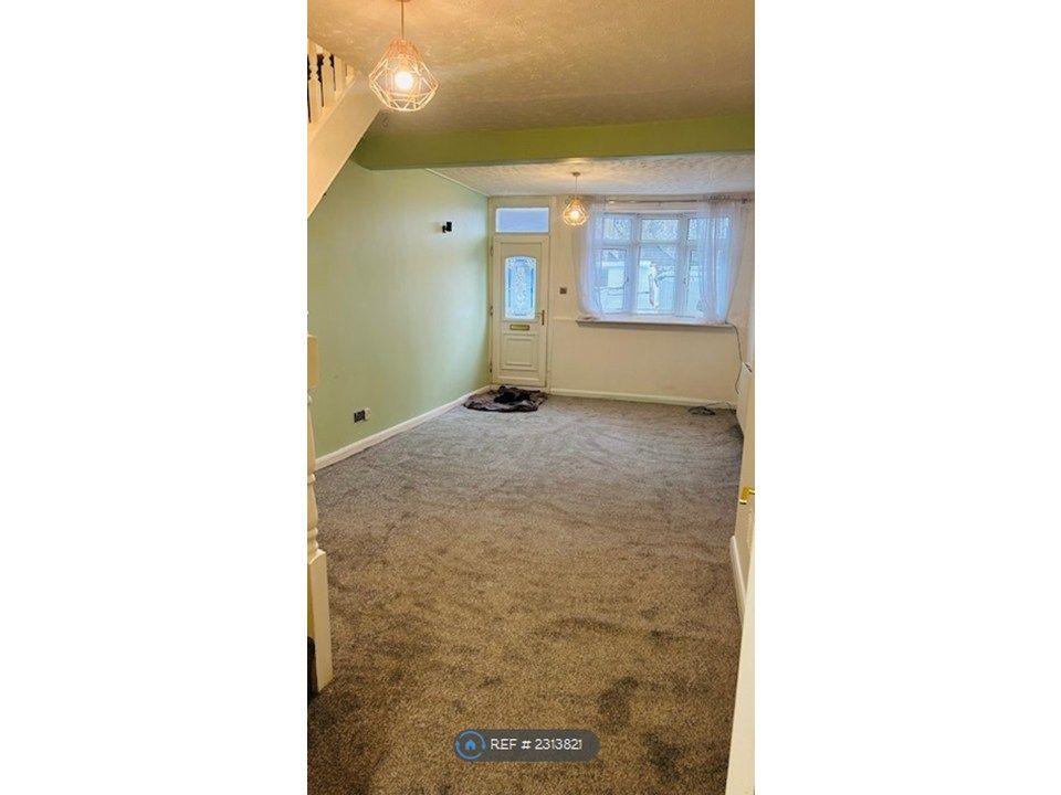 Property photo 1 of 12 Large Spacious Living Room