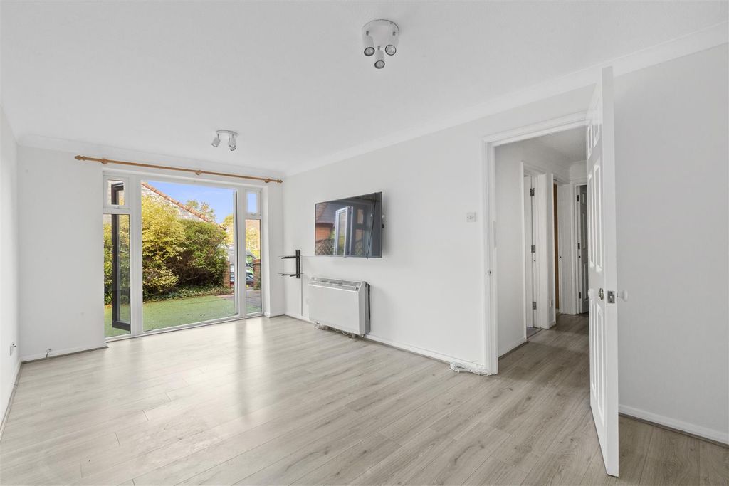 Property photo 3 of 15 Dolphin Court, Kingsmead Road (Low Res)-7 (1).Jpg