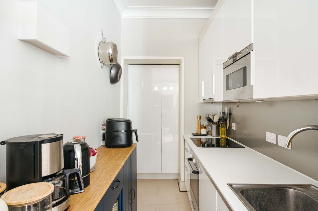 Property photo 3 of 9 Albion Court E1