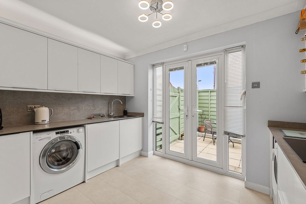 Property photo 2 of 25