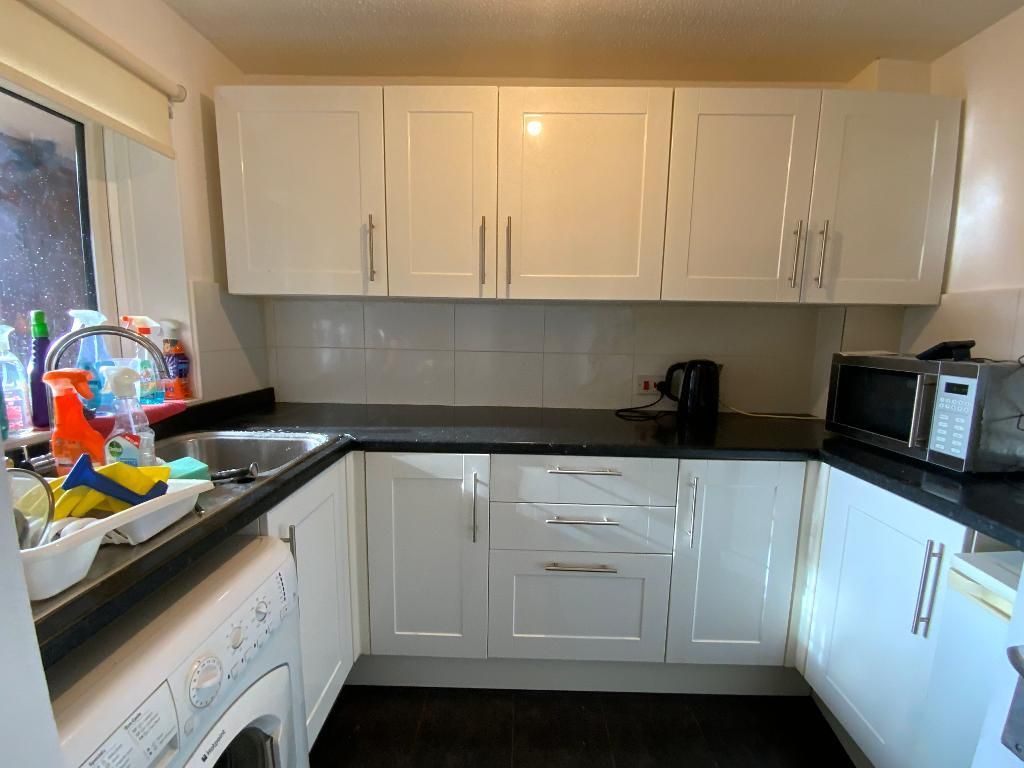 Property photo 2 of 10 Kitchen 9' x 7'7