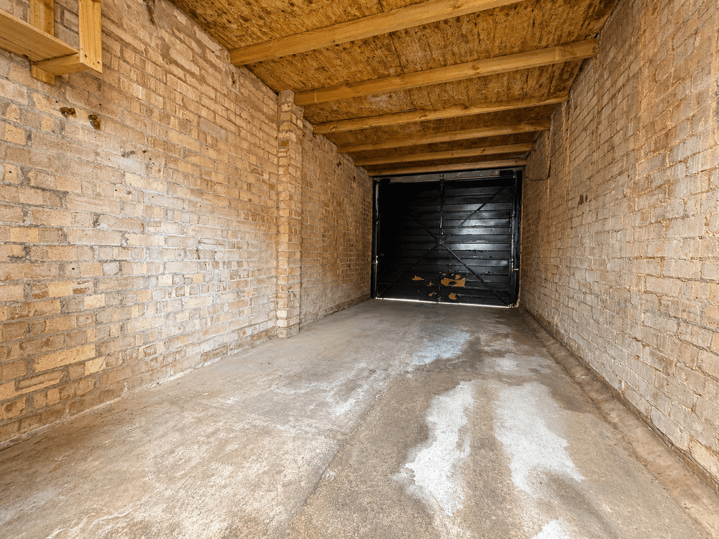Property photo 3 of 10 Garage