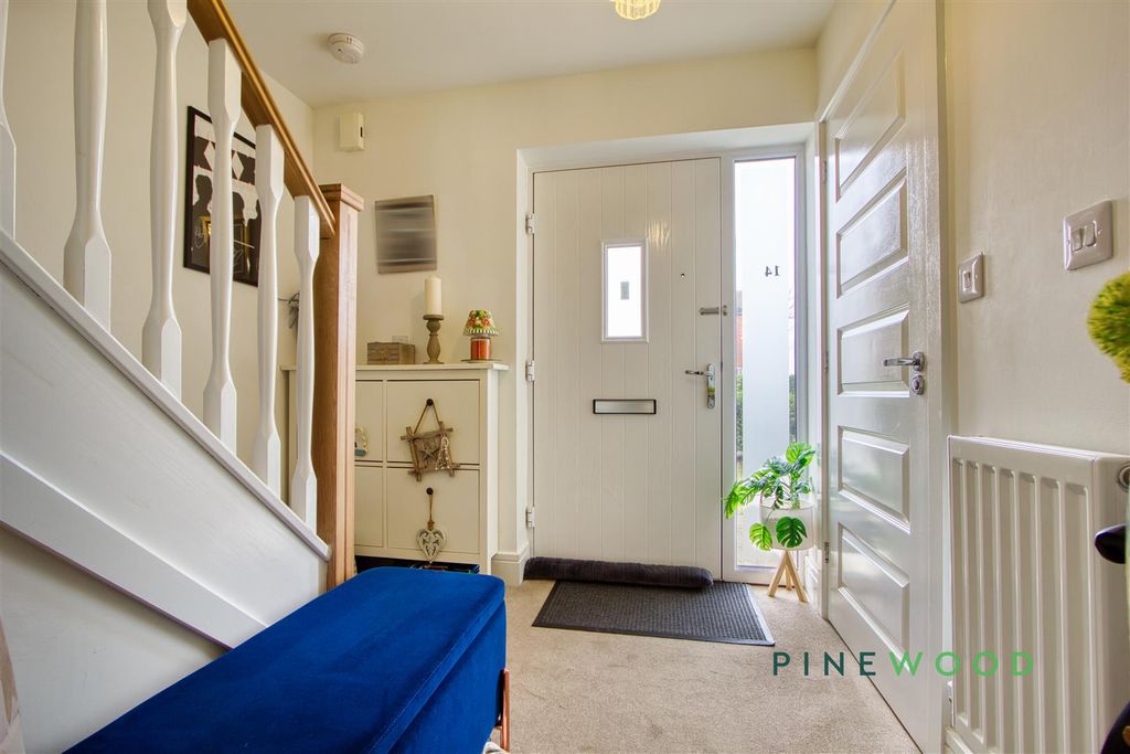 Property photo 2 of 21 Entrance Hall