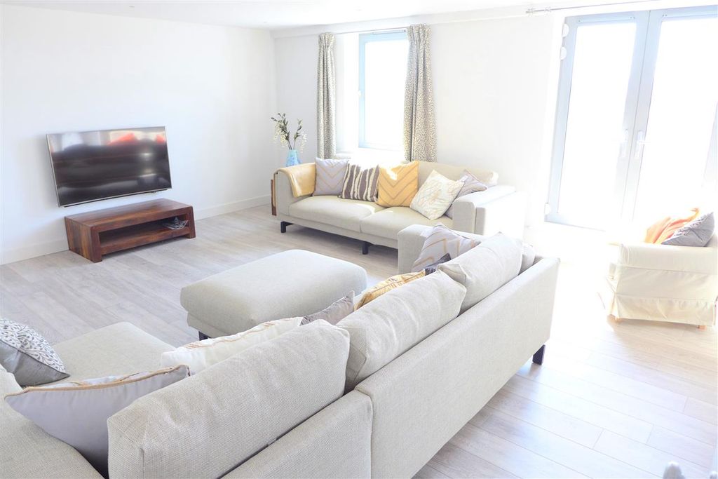 Property photo 2 of 31