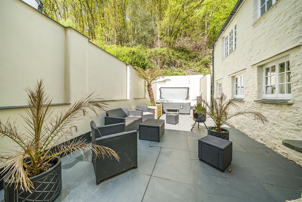 Property photo 3 of 17 Courtyard Garden