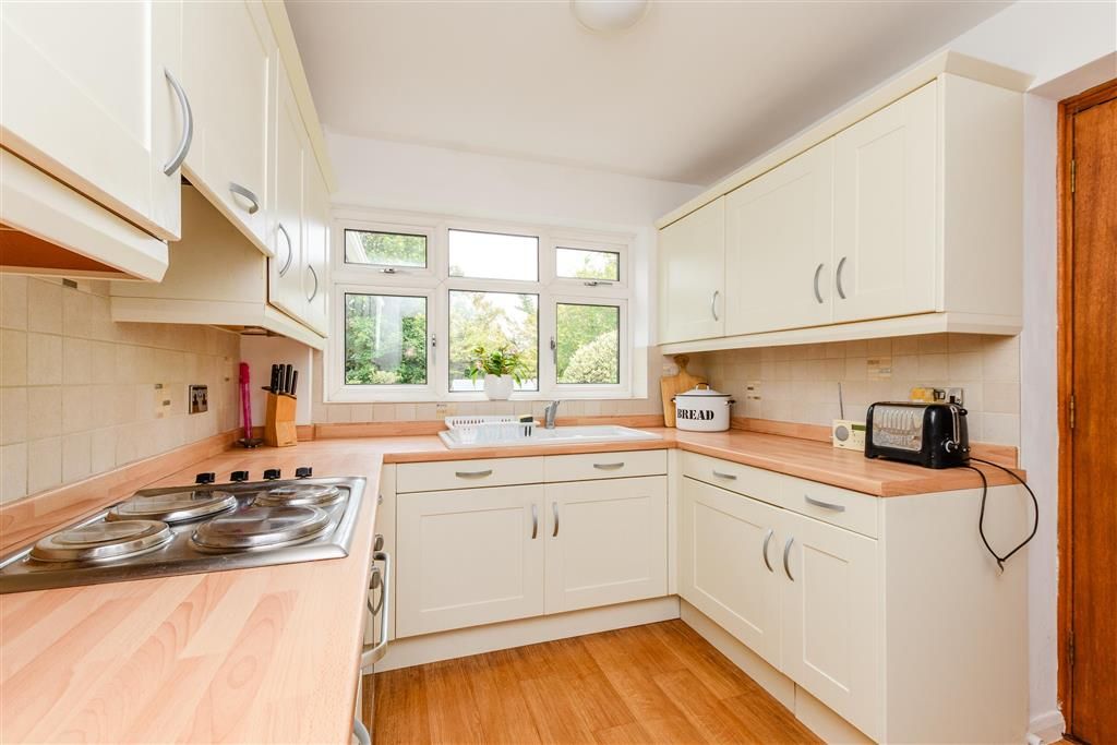 Property photo 3 of 11 Kitchen