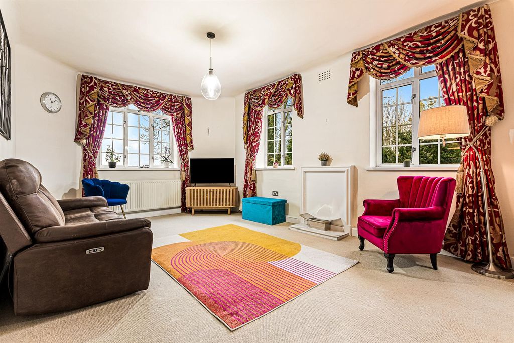 Property photo 2 of 22 Lounge