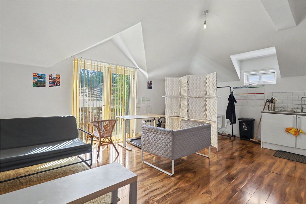 Property photo 2 of 7 Living Space