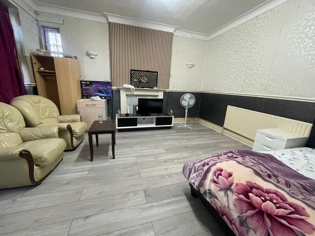 Property photo 1 of 2 Master Bedroom Close To Seven King Station - Â£1000 Pcm
