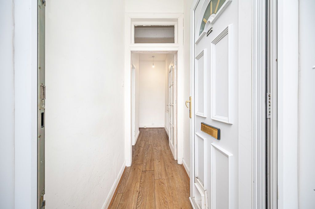 Property photo 2 of 14 Hallway