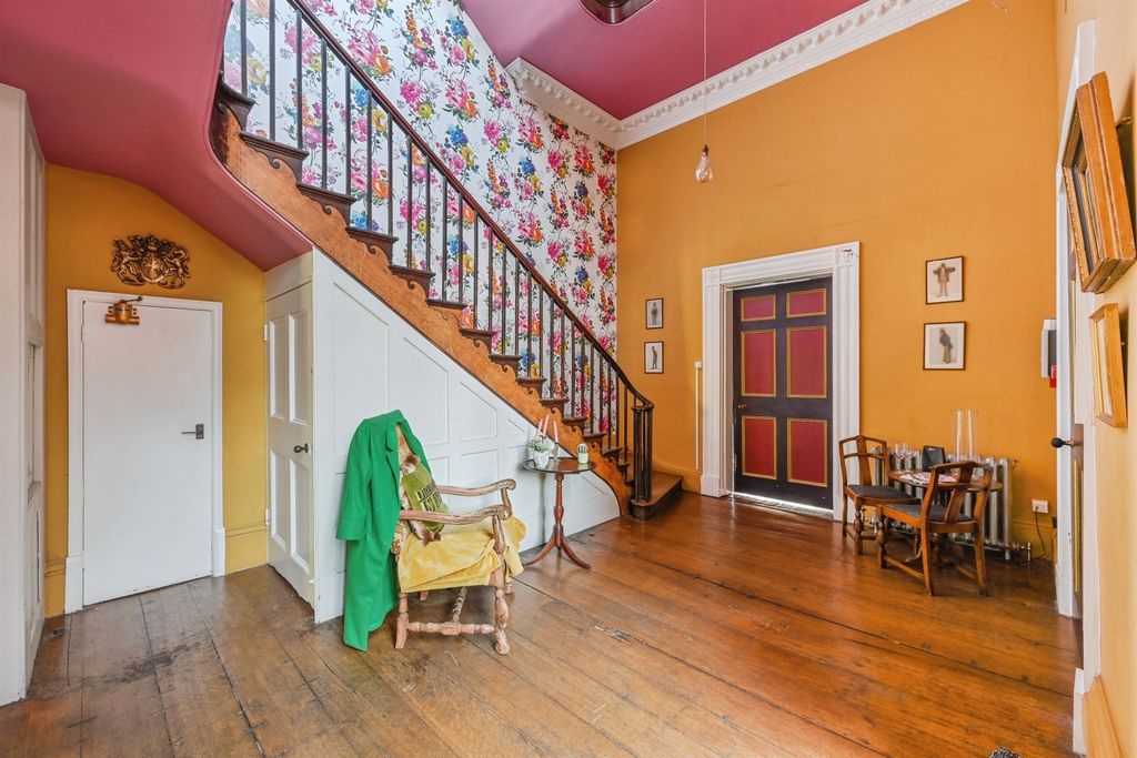 Property photo 2 of 27