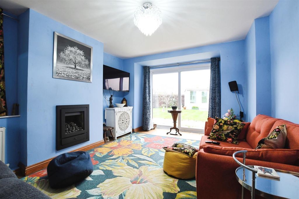 Property photo 2 of 22 Lounge