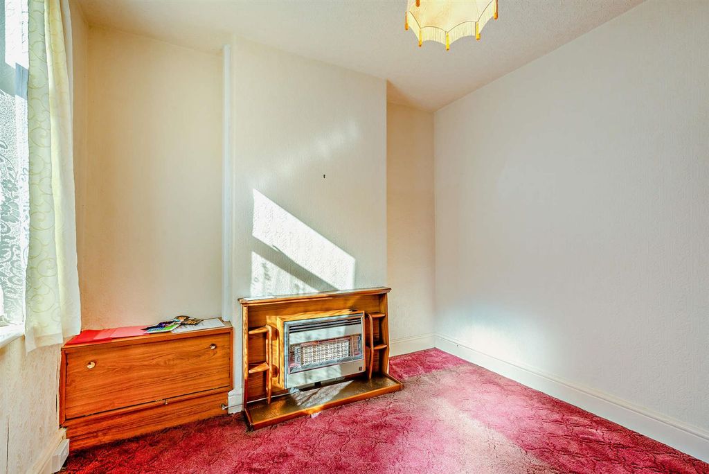 Property photo 3 of 20 8690121-Interior01-800.Jpg