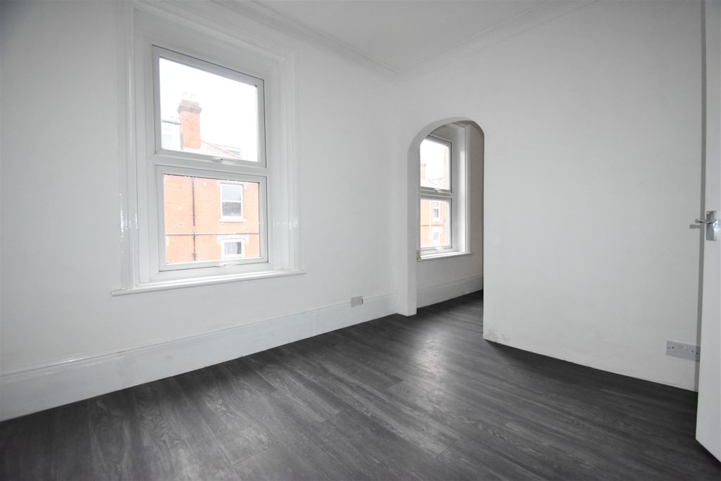 Property photo 3 of 8 Photo 02