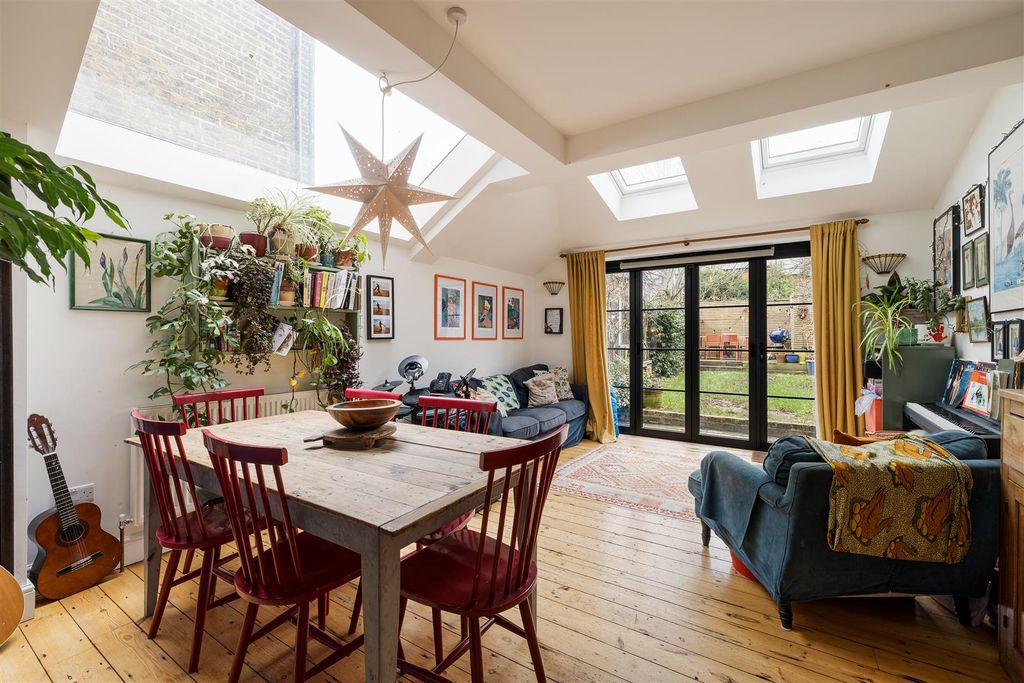 Property photo 2 of 31 Lloyd Road, E17