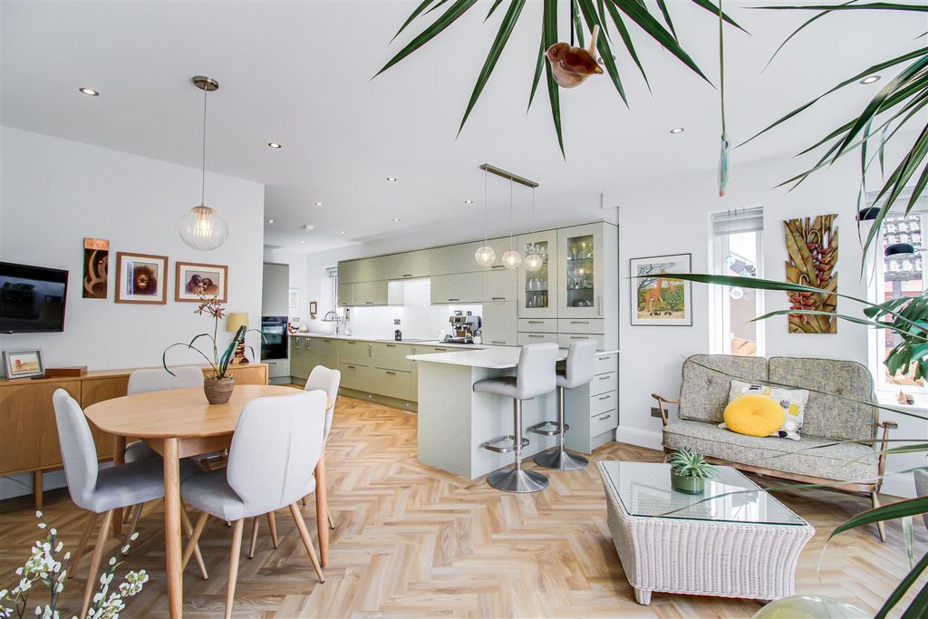 Property photo 2 of 21