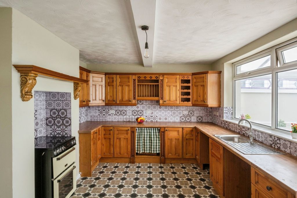 Property photo 3 of 14 Kitchen