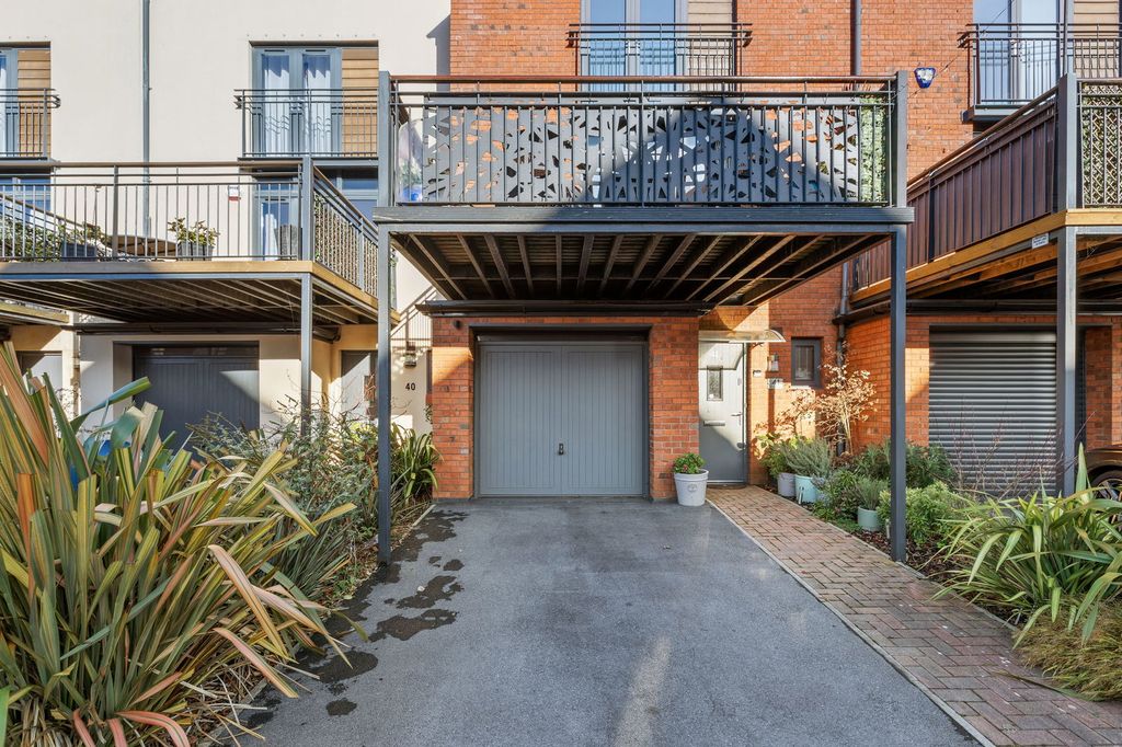 Property photo 2 of 27