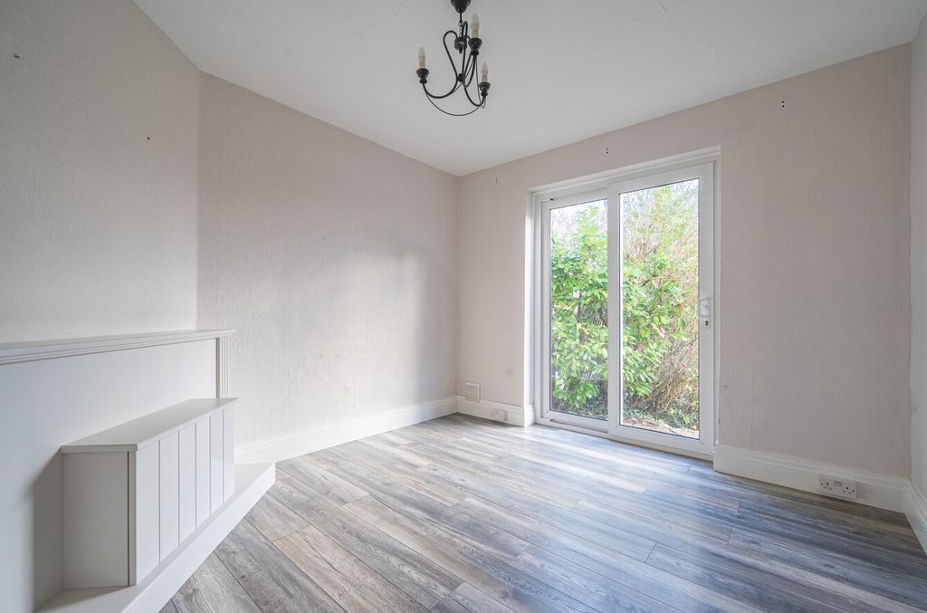 Property photo 3 of 15 1388284-10-693946...