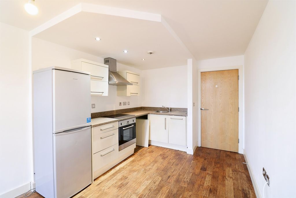 Property photo 3 of 9 Kitchen