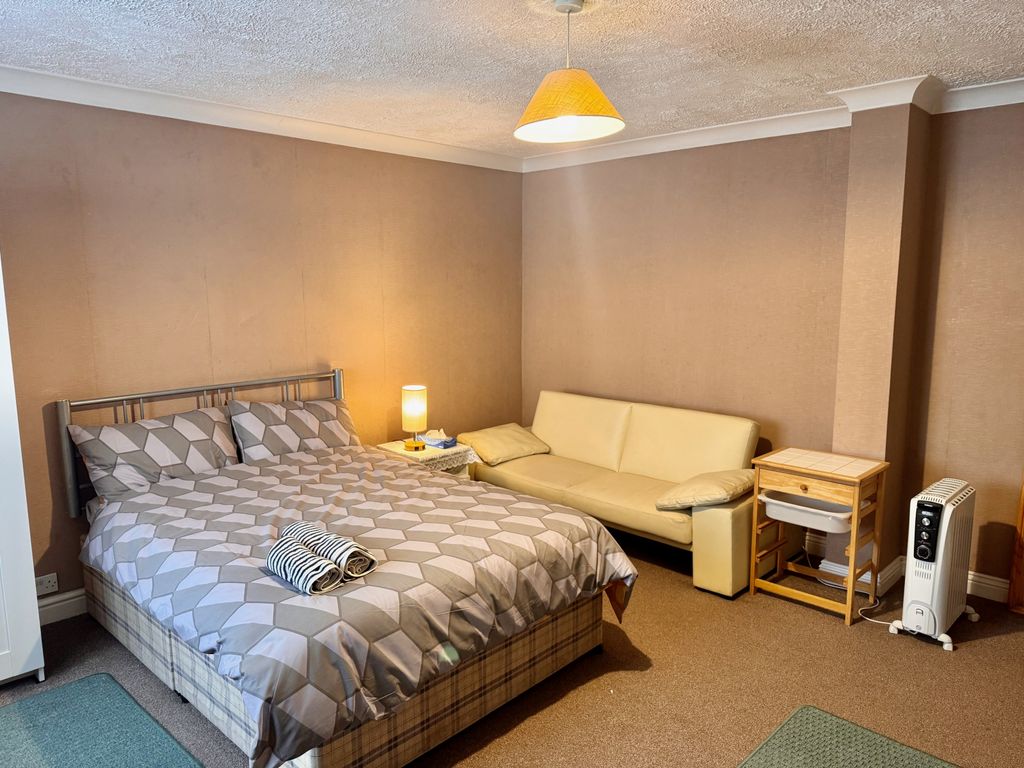 Property photo 1 of 5 Studio To Rent Walnut Road, Chelston Tq2