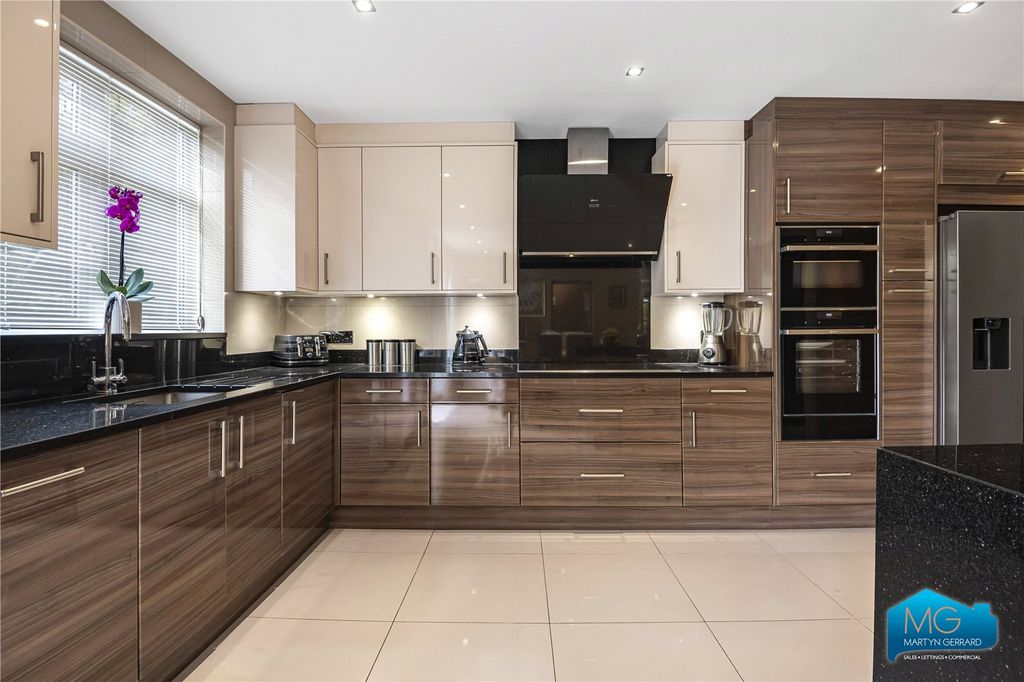 Property photo 2 of 32 Picture No. 35