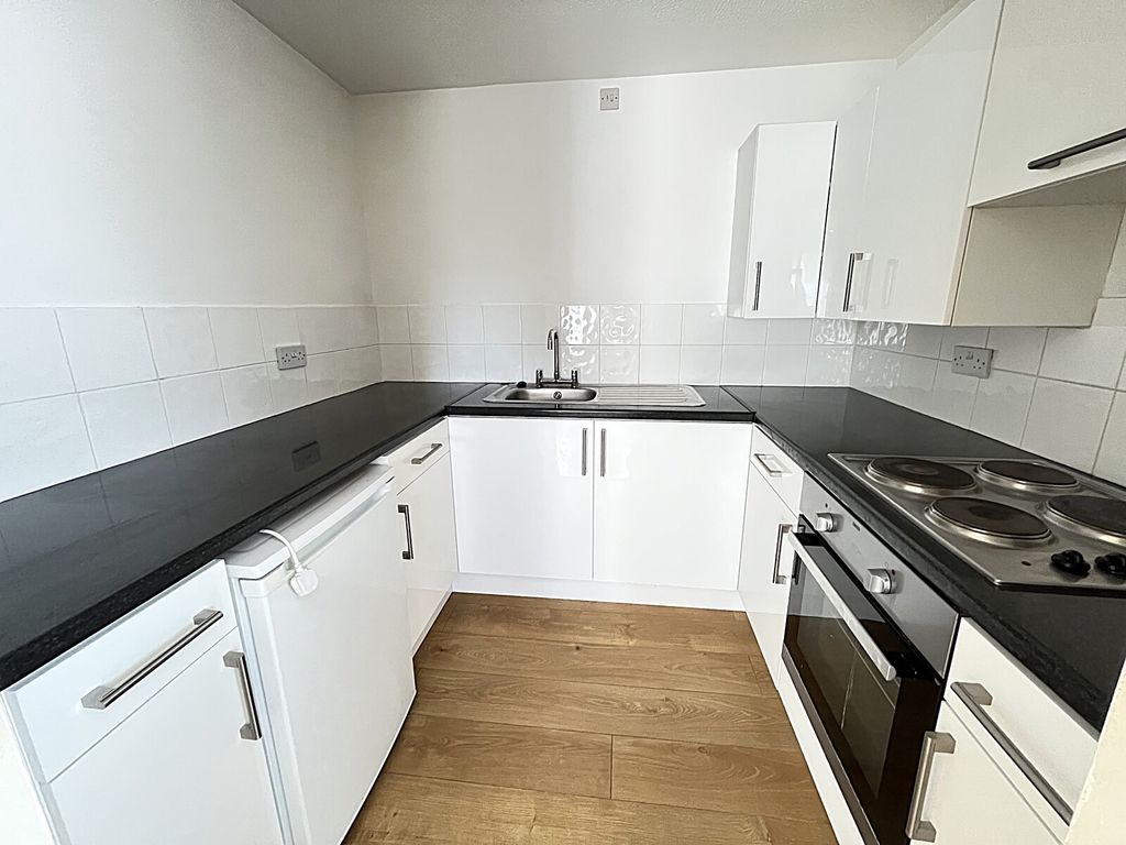 Property photo 3 of 6 Kitchen