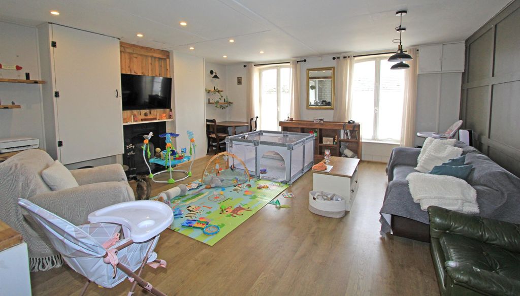 Property photo 2 of 8