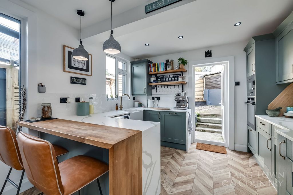 Property photo 3 of 28