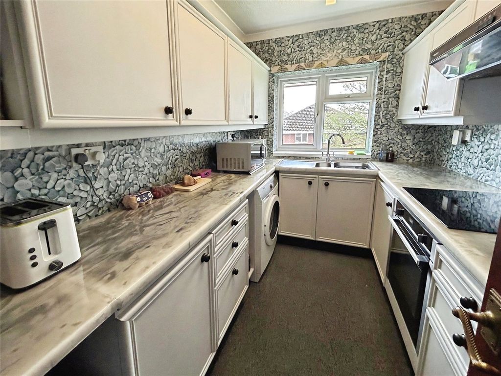 Property photo 3 of 8 Kitchen