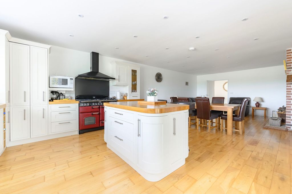 Property photo 3 of 32