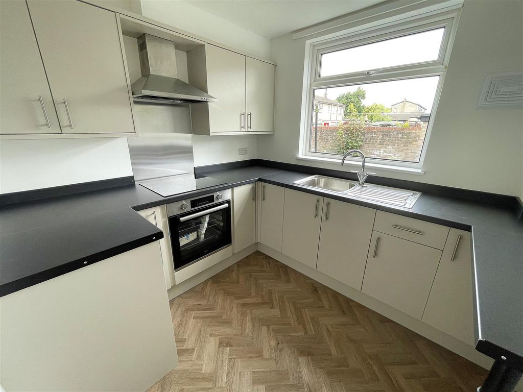 Property photo 3 of 8 Kitchen