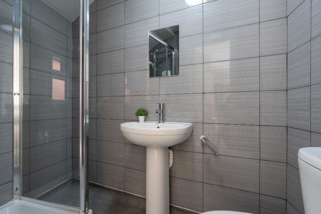 Property photo 2 of 15 Flat B Portland Road