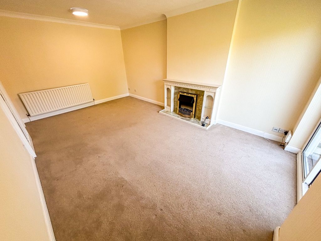 Property photo 3 of 16 Lounge