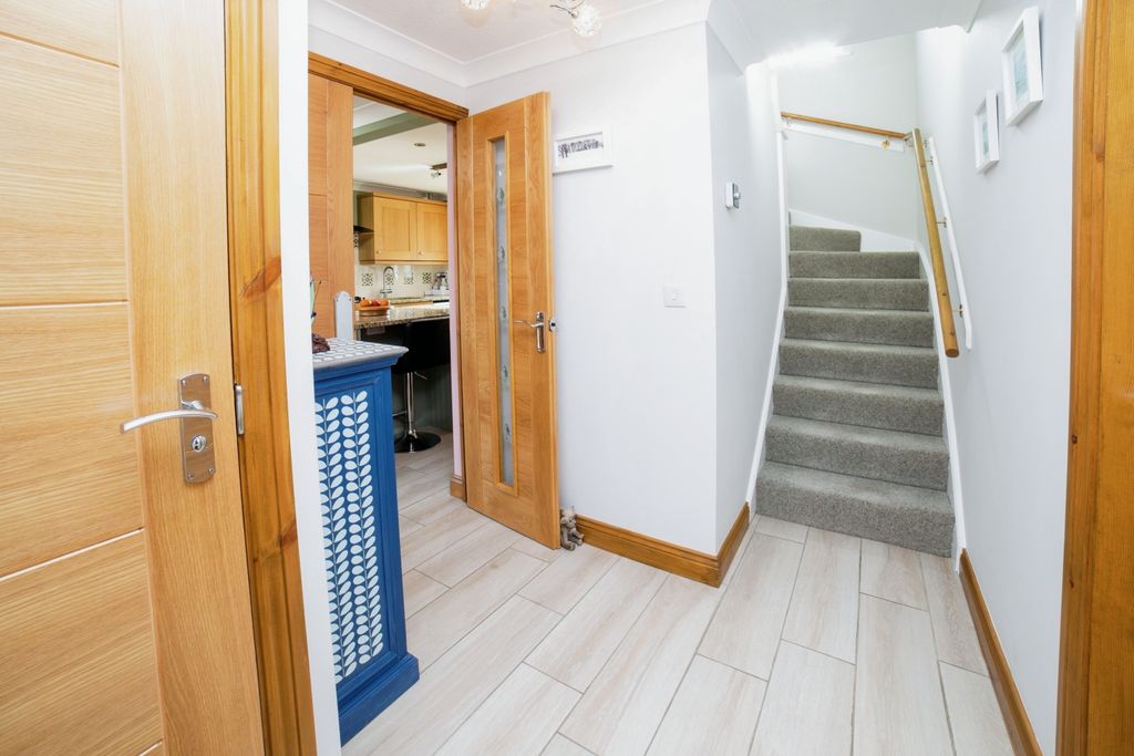 Property photo 2 of 24 Entrance Hall